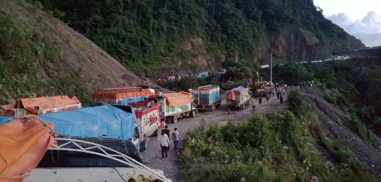 Defensoría del Pueblo evidencia camiones con alimentos varados por derrumbes en ruta al norte paceño y pide atención al Gobierno