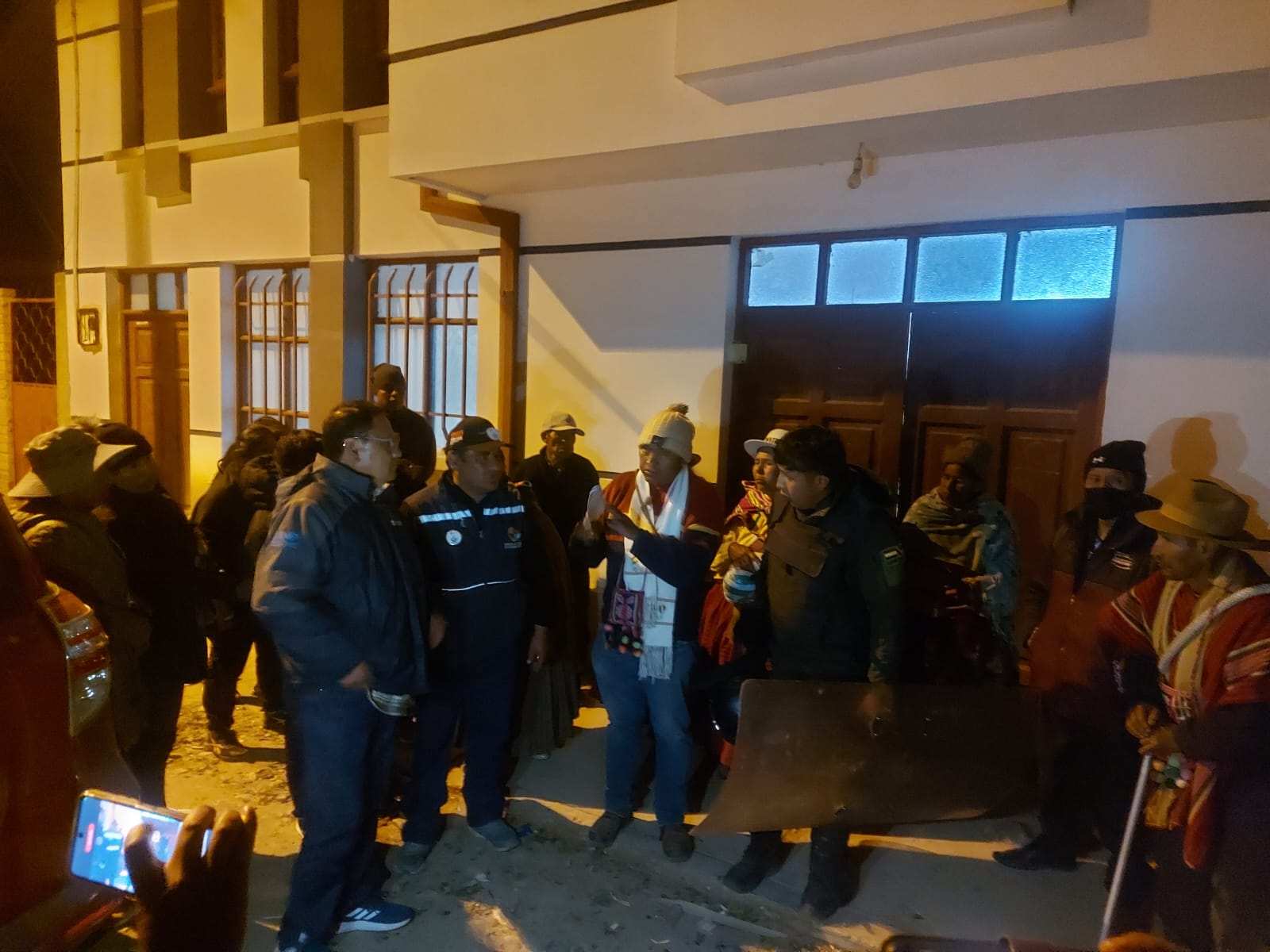 Defensoría del Pueblo media en la liberación de dos policías e investiga posibles ciudadanos heridos tras enfrentamiento en bloqueo en Caracollo