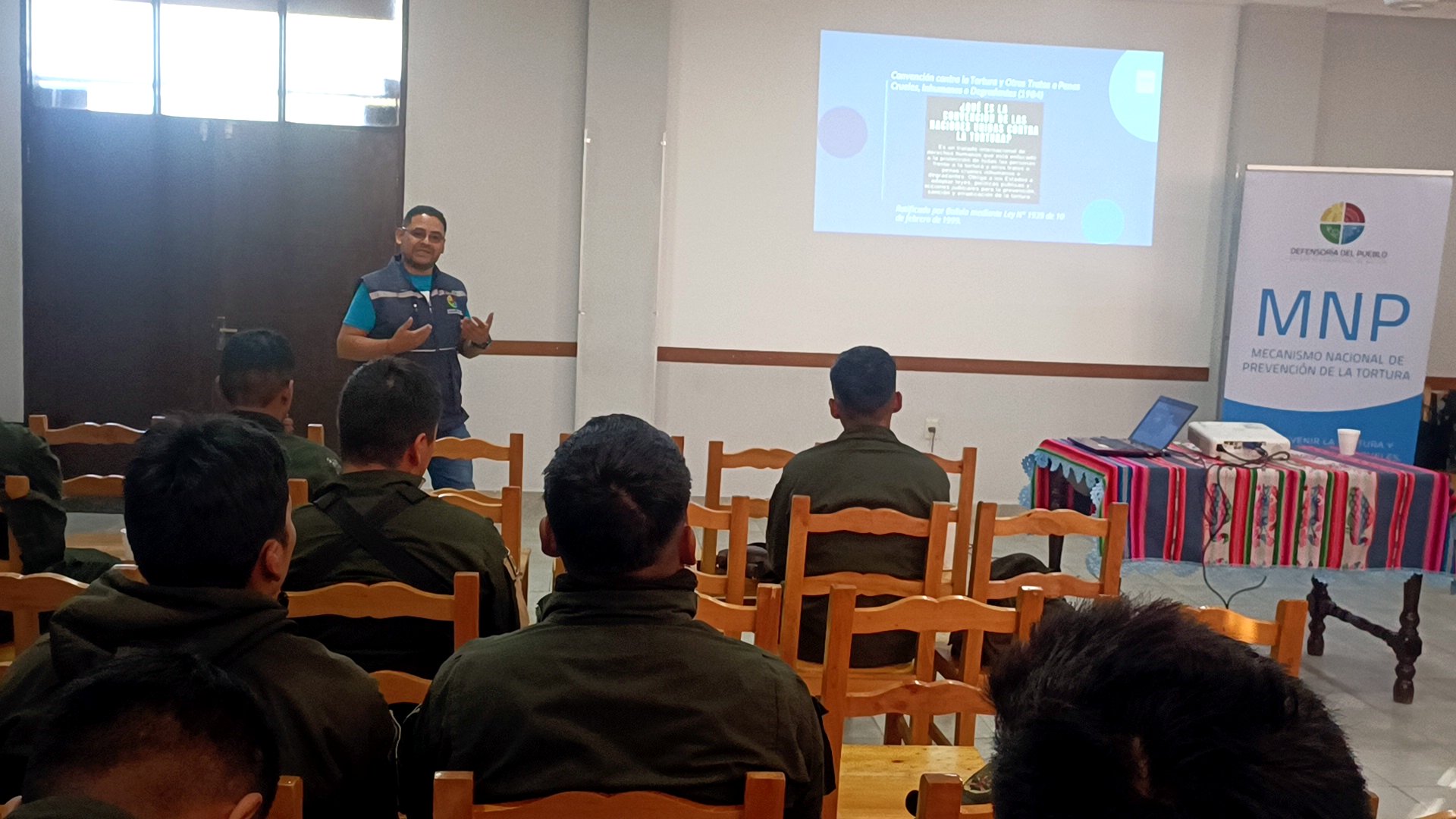 Delegación Defensorial de Tarija capacita a efectivos policiales en prevención de la tortura en el Recinto Penitenciario de Morros Blancos